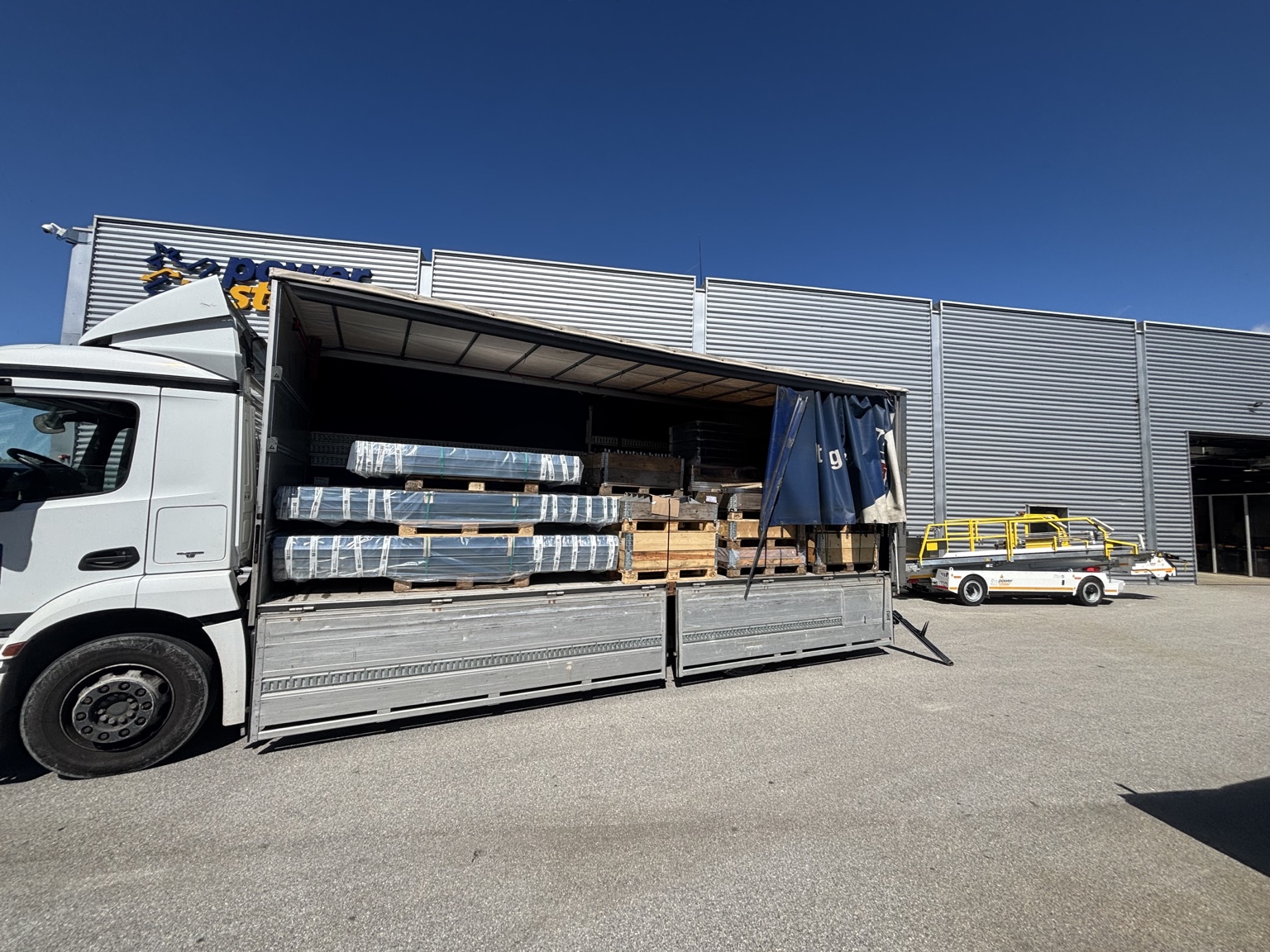 Godstransport med åben lastbilside